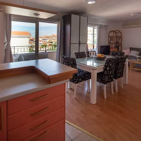 Luny Apartment *